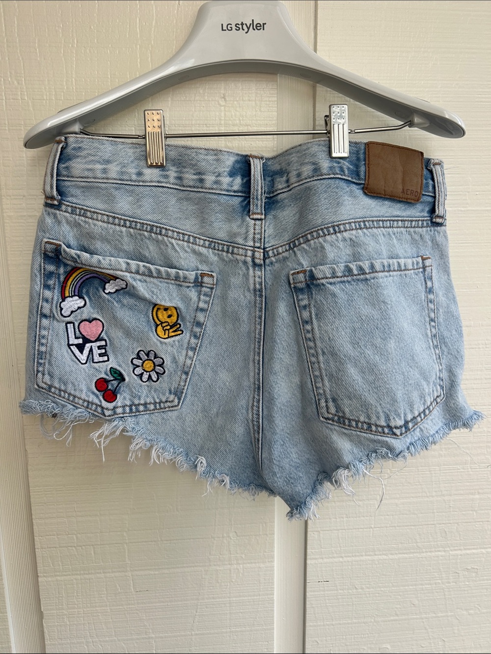 Aeropostale Women’s Embroidered Patch Pocket‎ Light Wash Frayed Hem Denim Shorts